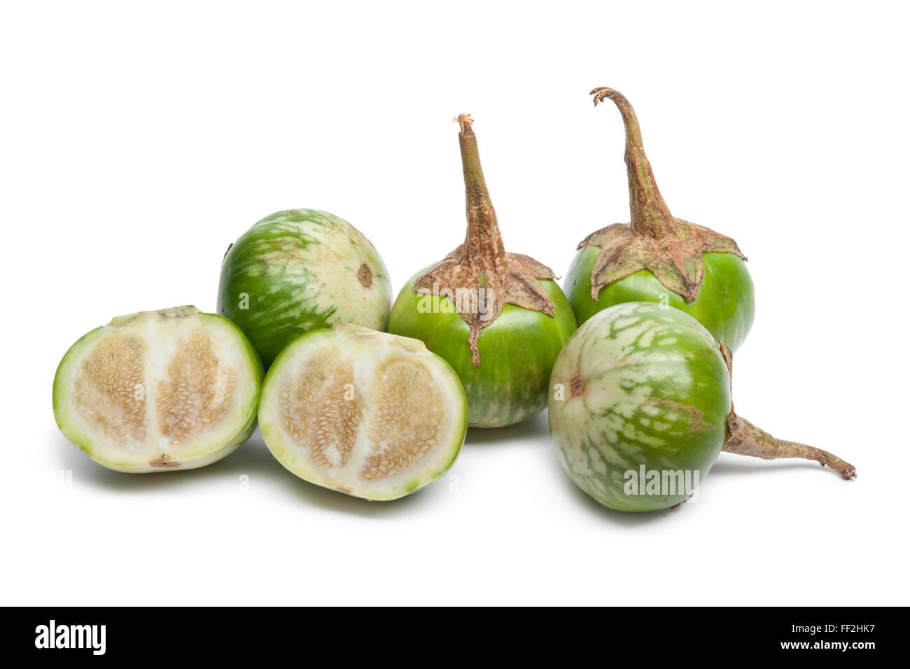 Intero e parziale crudo fresco melanzane tailandesi su sfondo bianco Foto Stock