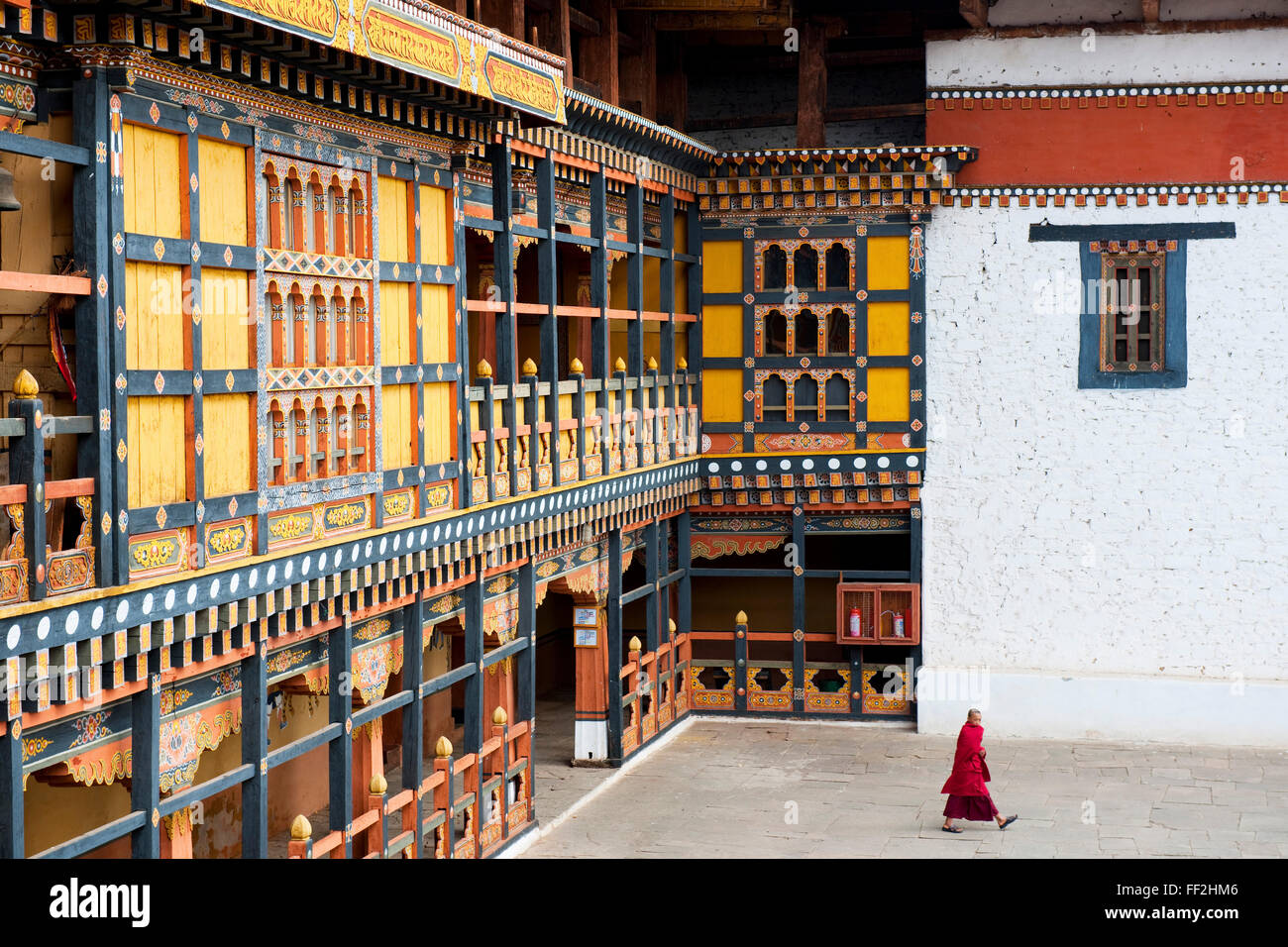 Monaco waRMking attraverso Rinpung Dzong, Paro distretto, Bhutan, Asia Foto Stock