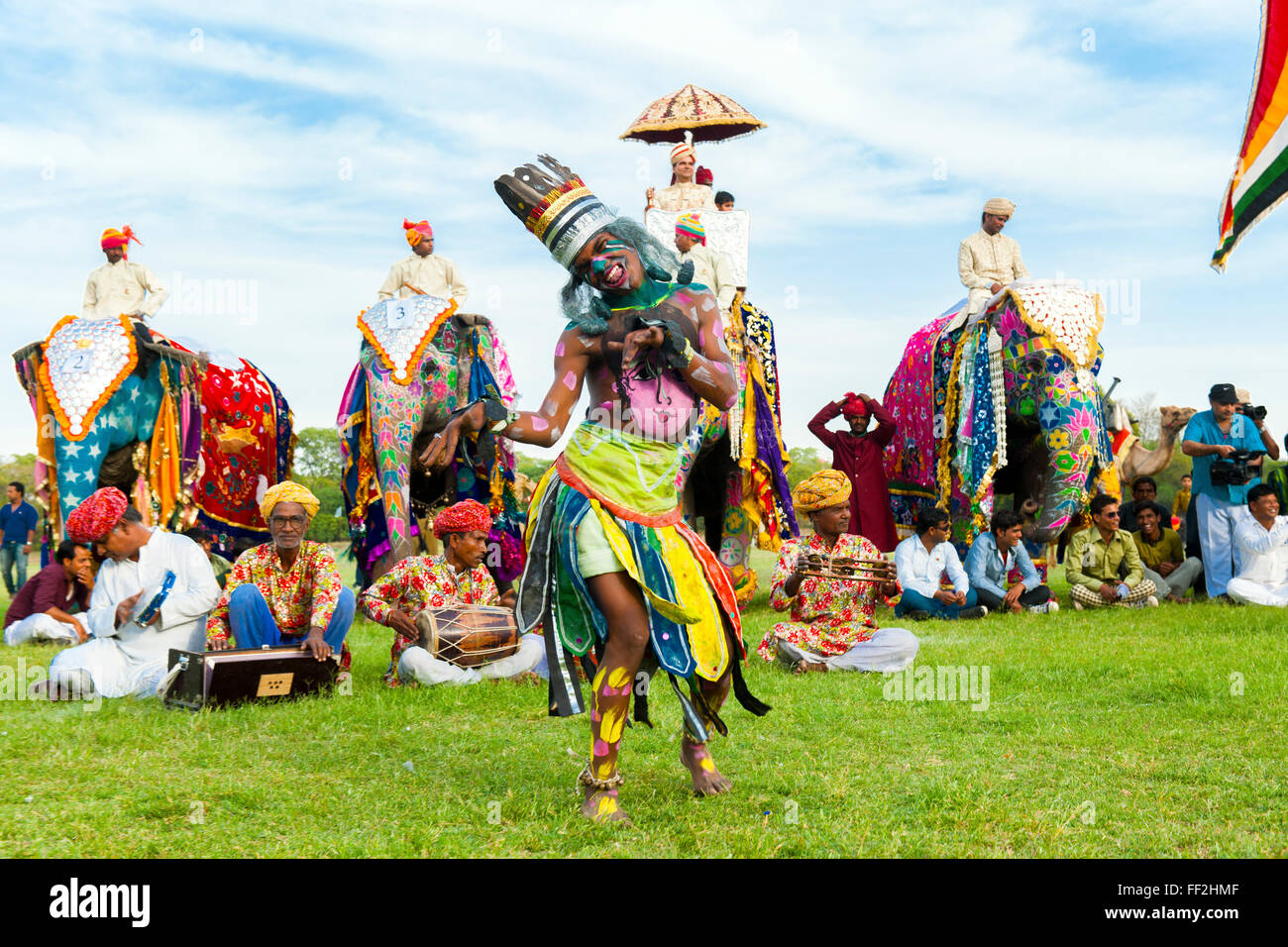 Danzatrice presso la città di Jaipur eRMephant festivaRM, Jaipur, Rajasthan, India, Asia Foto Stock