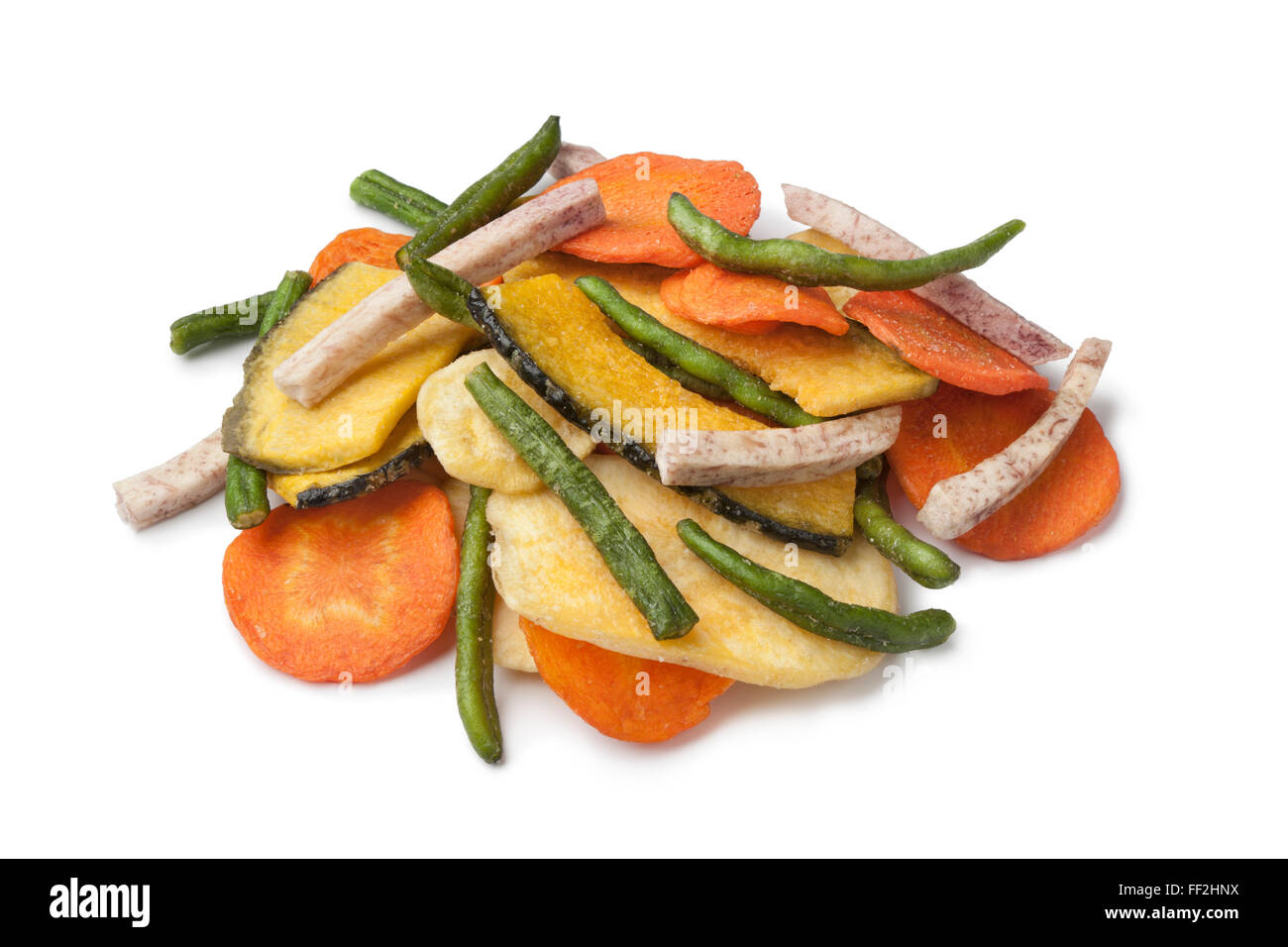 Salate verdure fritte chips su sfondo bianco Foto Stock