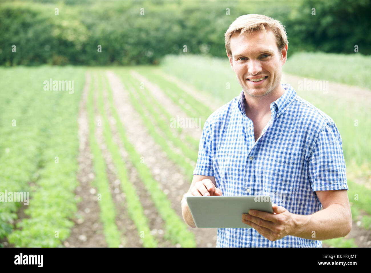 Agricoltore in azienda agricola biologica con tavoletta digitale Foto Stock