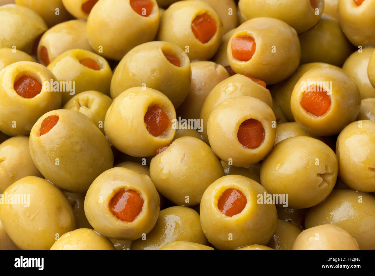 Olive verdi ripiene di peperoncini rossi telaio completo Foto Stock