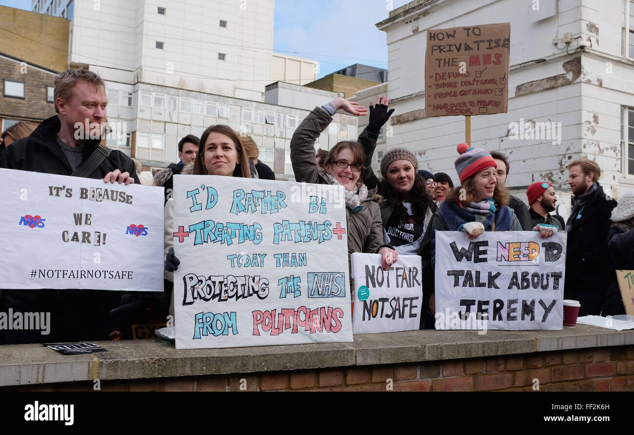 Brighton, Sussex, Regno Unito. Il 10 febbraio, 2016. I medici in formazione sulla linea di picchetto fuori del Royal Sussex County Hospital di Brighton oggi come essi prendono parte in un giorno di sciopero nazionale in tutta la Gran Bretagna Credito: Simon Dack/Alamy Live News Foto Stock