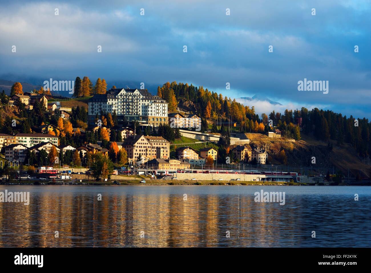 Autunno sul RMakeside a San Moritz, Engadina, Grigioni, SwitzerRMand, Europa Foto Stock