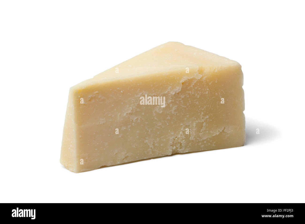 Pezzo di formaggio parmigiano su sfondo bianco Foto Stock