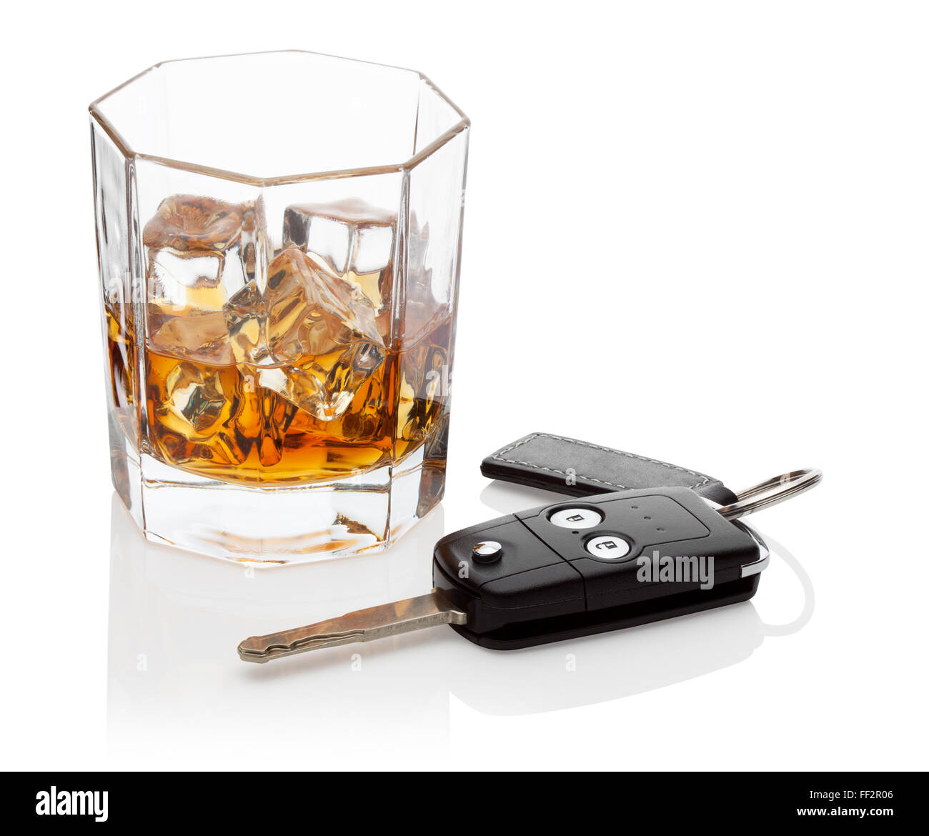 Bicchiere di whiskey e le chiavi dell'auto, isolata su uno sfondo bianco, percorso di clipping incluso. Foto Stock