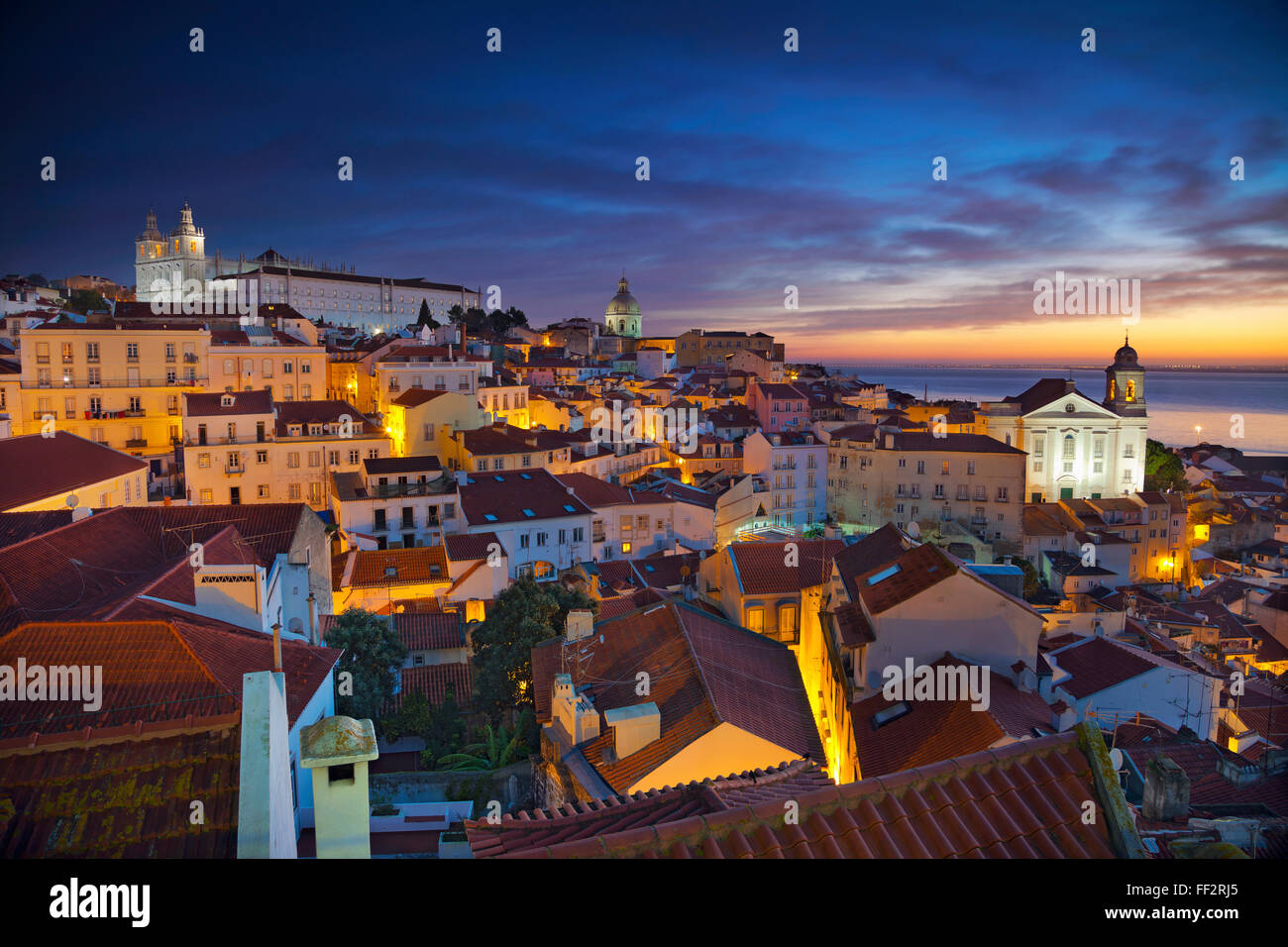 Lisbona. Immagine di Lisbona, Portogallo durante la drammatica sunrise. Foto Stock