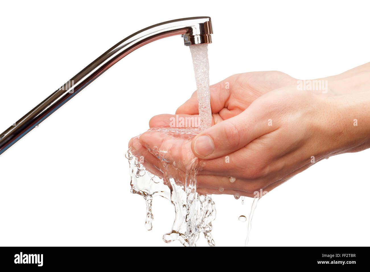 Lavarsi le mani sotto acqua di rubinetto corrente, isolata su uno sfondo bianco. Foto Stock