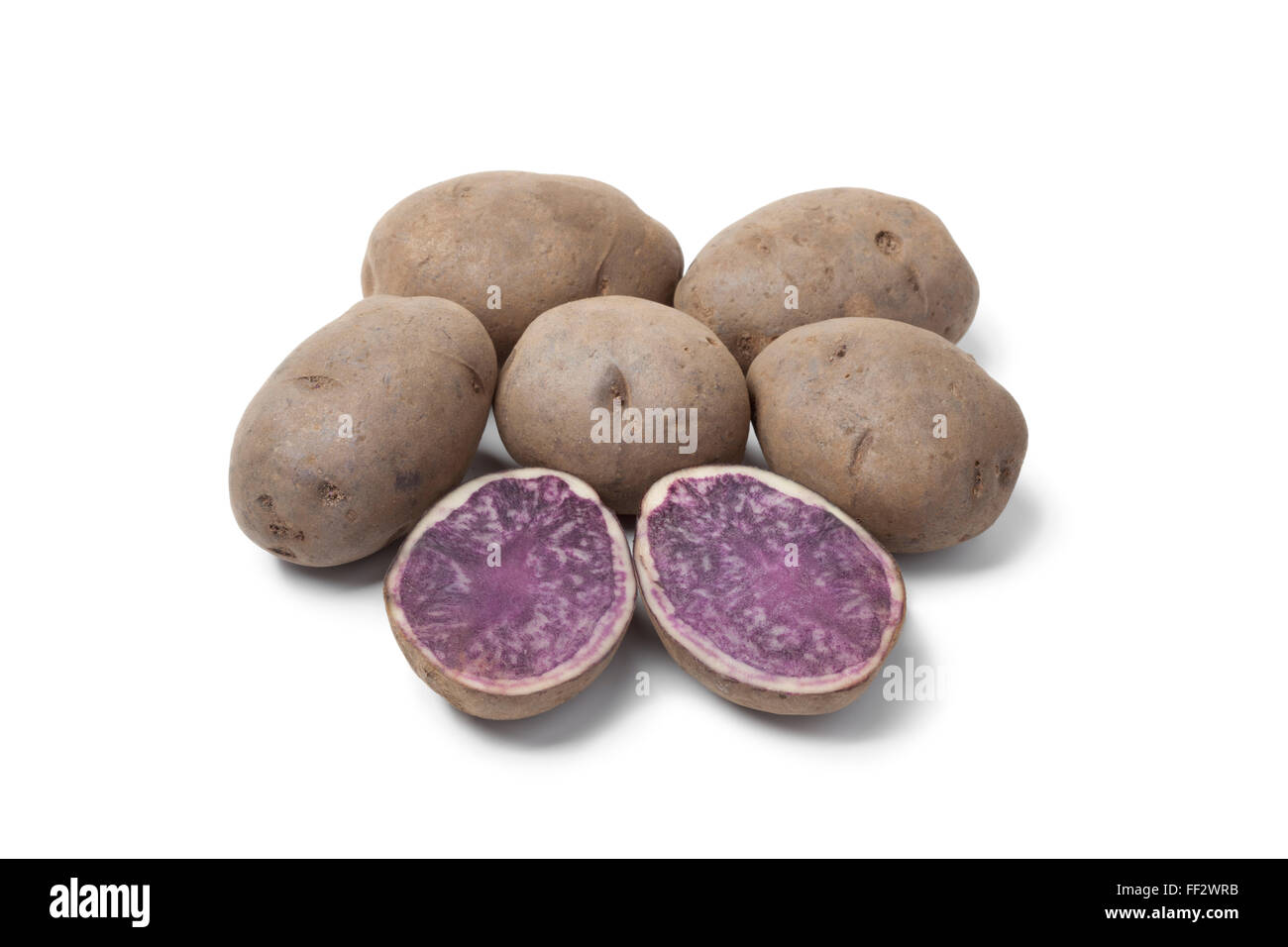 Intero e metà tartufo fresco patate su sfondo bianco Foto Stock