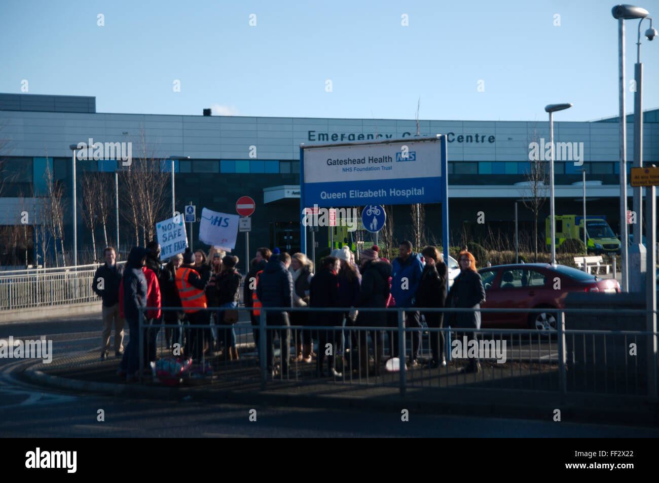 Gateshead, Regno Unito. Il 10 febbraio, 2016. Una linea di picchetto presso la Queen Elizabeth Hospital durante la seconda giornata di azione da parte dei medici in formazione. L'azione è in corso dalle 8 del mattino di mercoledì 10 febbraio alle 8 del mattino di giovedì 11 febbraio, con i medici che forniscono solo cura di emergenza durante questo periodo Credito: Colin Edwards / Alamy Live News Foto Stock