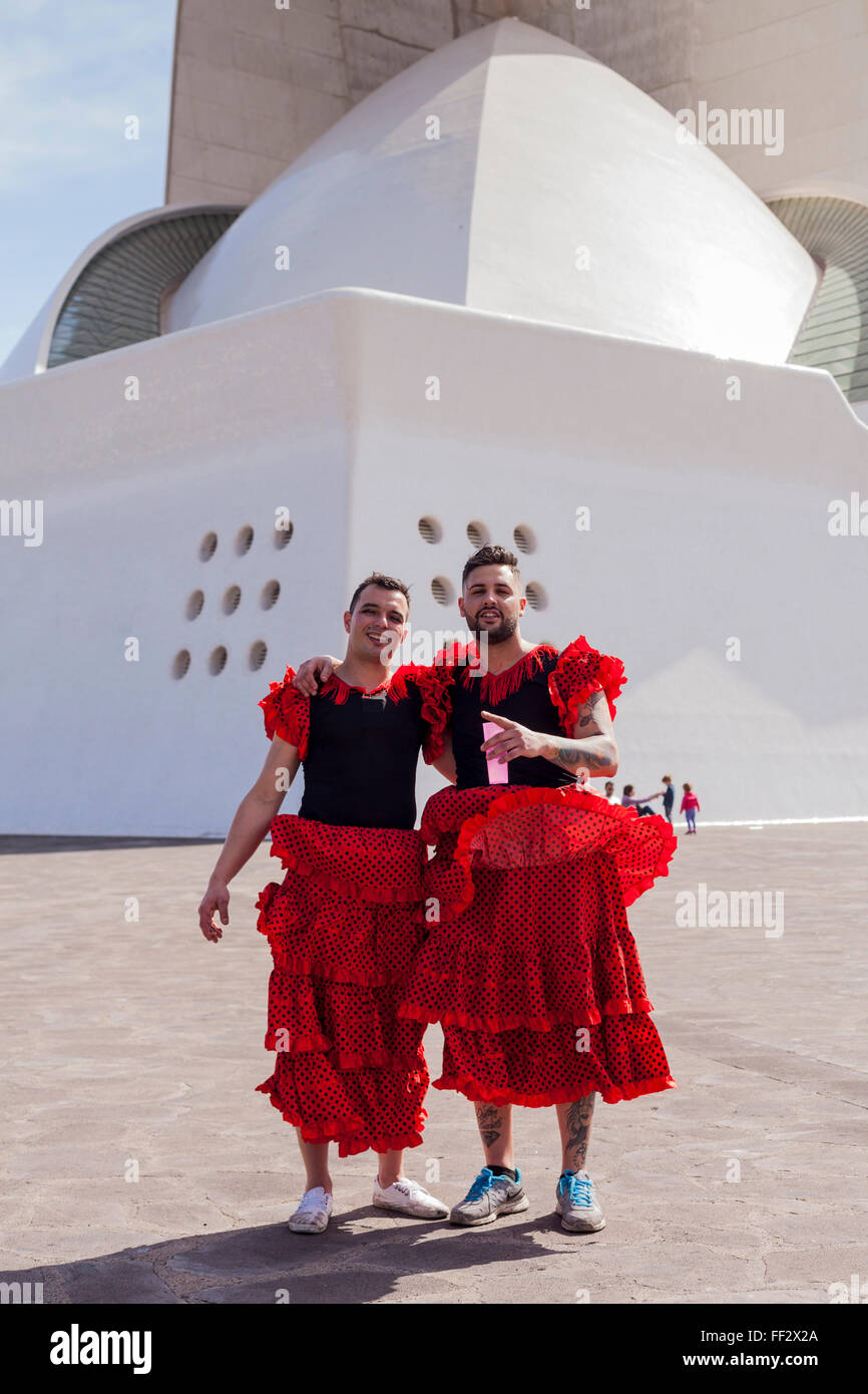 Tenerife, Spagna, 9 febbraio 2016. Ballerini, Marching Band e un assortimento di caratteri prendendo parte al Mardi Gras Parade, carnevale Martedì a Santa Cruz de Tenerife, Tenerife, Isole Canarie, Spagna. Foto Stock
