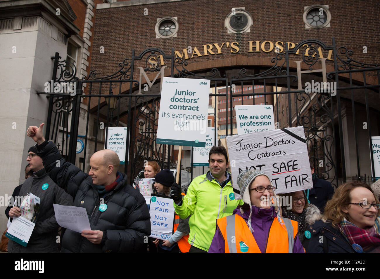 Londra, Regno Unito. Il 10 febbraio 2016. I medici in formazione e i sostenitori sulla linea di picchetto al di fuori dell'ospedale St Mary a Paddington durante la loro seconda 24 ore di sciopero. Credito: Mark Kerrison/Alamy Live News Foto Stock