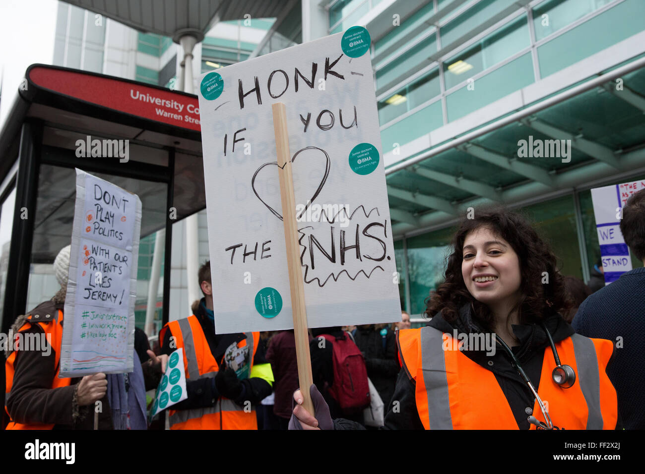 Londra, Regno Unito. Il 10 febbraio 2016. I medici in formazione e i sostenitori sulla linea di picchetto al di fuori di University College London Hospital di Euston durante la loro seconda 24 ore di sciopero. Credito: Mark Kerrison/Alamy Live News Foto Stock