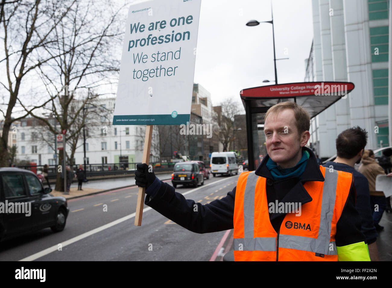 Londra, Regno Unito. Il 10 febbraio 2016. I medici in formazione e i sostenitori sulla linea di picchetto al di fuori di University College London Hospital di Euston durante la loro seconda 24 ore di sciopero. Credito: Mark Kerrison/Alamy Live News Foto Stock