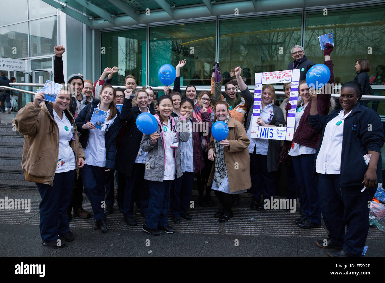 Londra, Regno Unito. Il 10 febbraio 2016. Gli infermieri mostrano il loro supporto per i medici in formazione sulla linea di picchetto al di fuori di University College London Hospital di Euston durante la loro seconda 24 ore di sciopero. Credito: Mark Kerrison/Alamy Live News Foto Stock