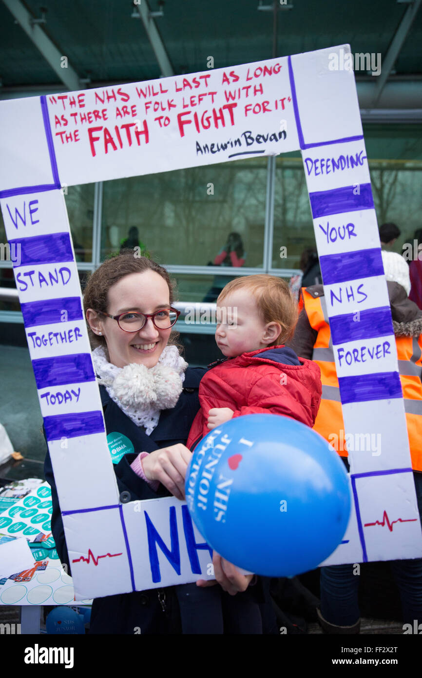 Londra, Regno Unito. Il 10 febbraio 2016. Un medico junior e il suo bambino sulla linea di picchetto al di fuori di University College London Hospital di Euston durante la loro seconda 24 ore di sciopero. Credito: Mark Kerrison/Alamy Live News Foto Stock