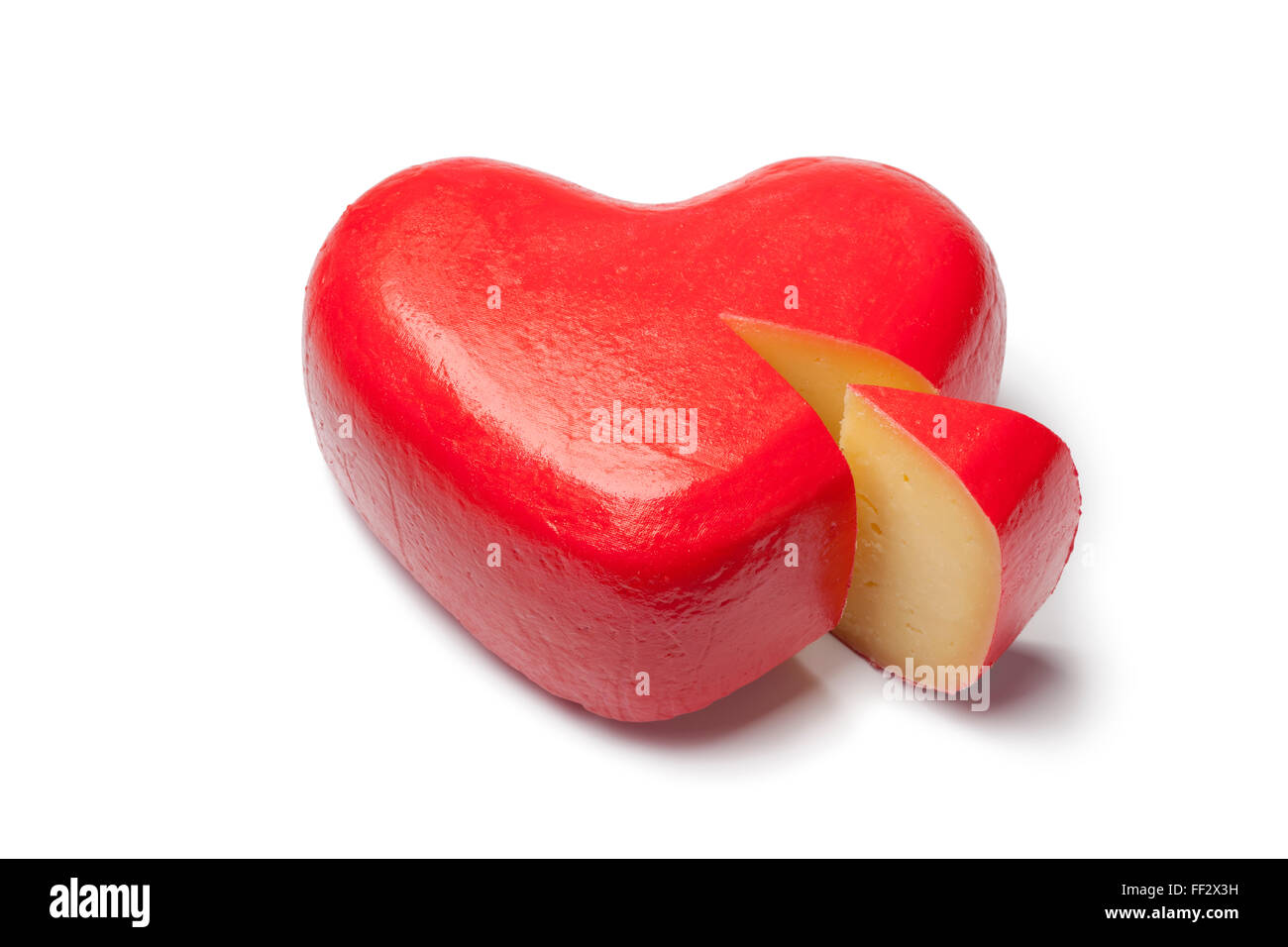 A forma di cuore ad formaggio Gouda su sfondo bianco Foto Stock