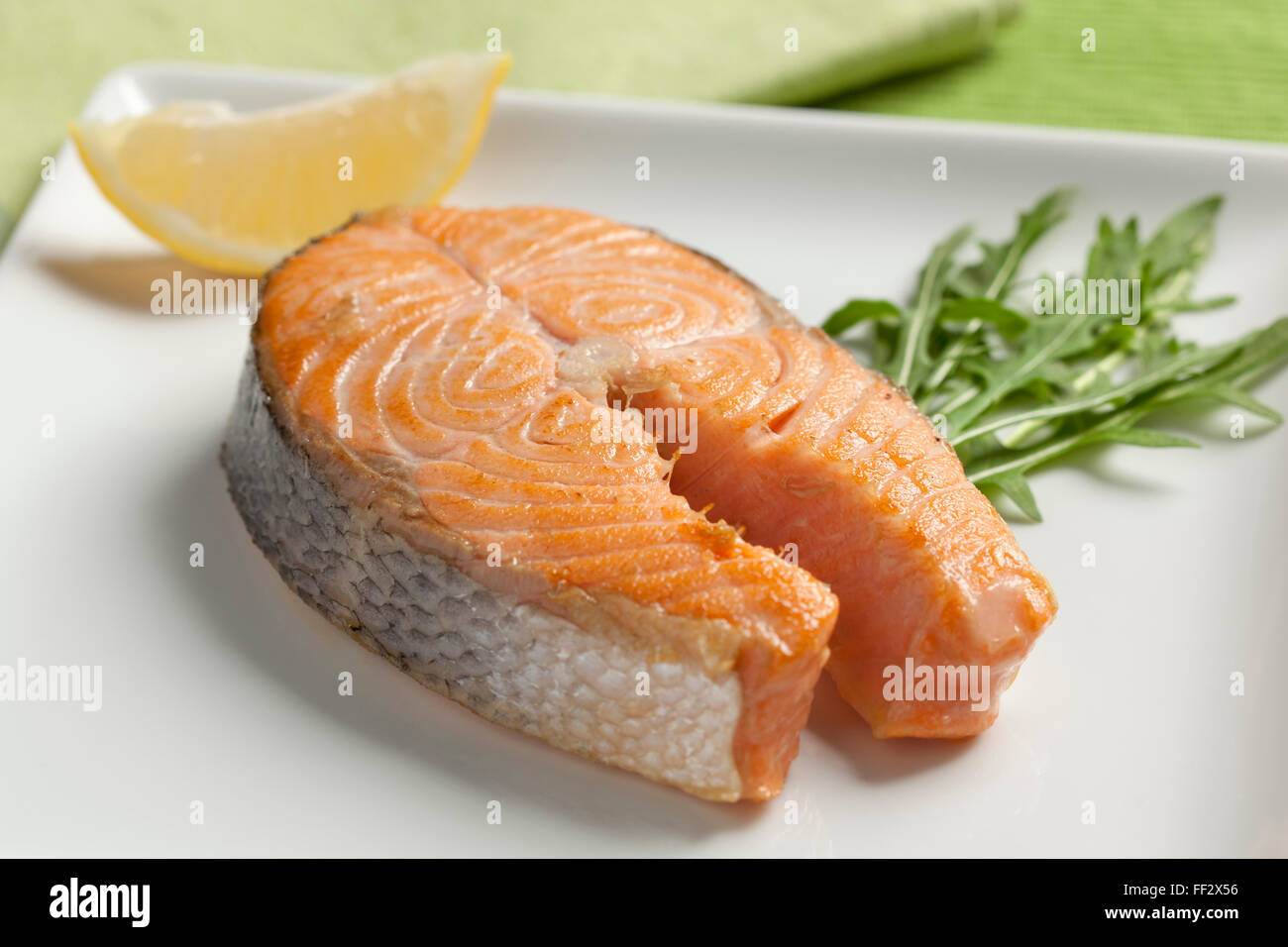 Di salmone al forno bistecca su un piatto di portata Foto Stock