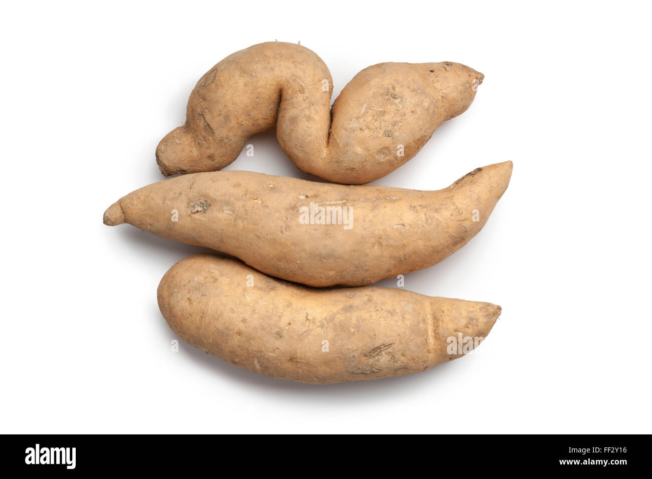 Crudo fresco intero potates dolce su sfondo bianco Foto Stock