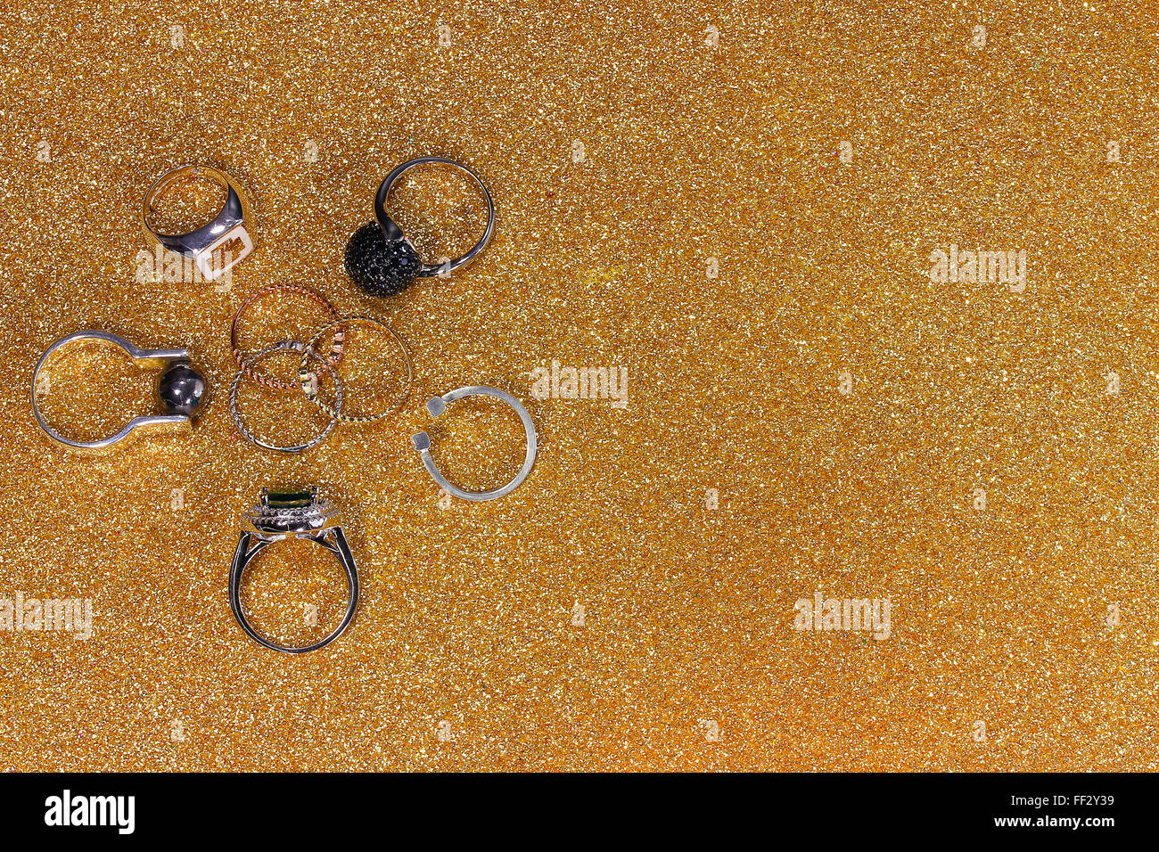 Argento e Oro anelli sulla sabbia Foto Stock