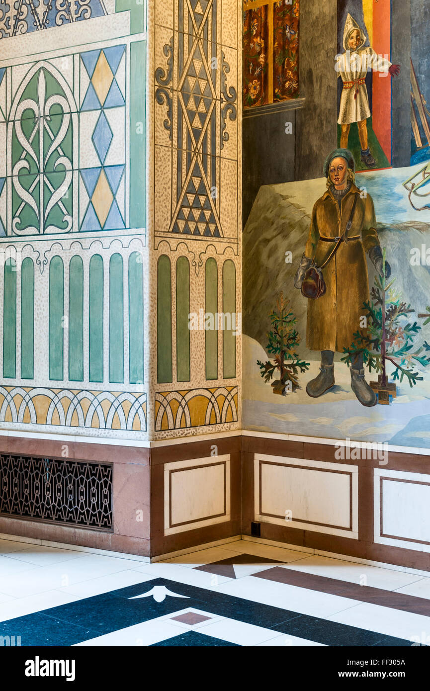 Il Municipio (Radhus), Oslo, Norvegia. La Galleria Est, affrescata da Per Krohg sul tema della città e del paese Foto Stock