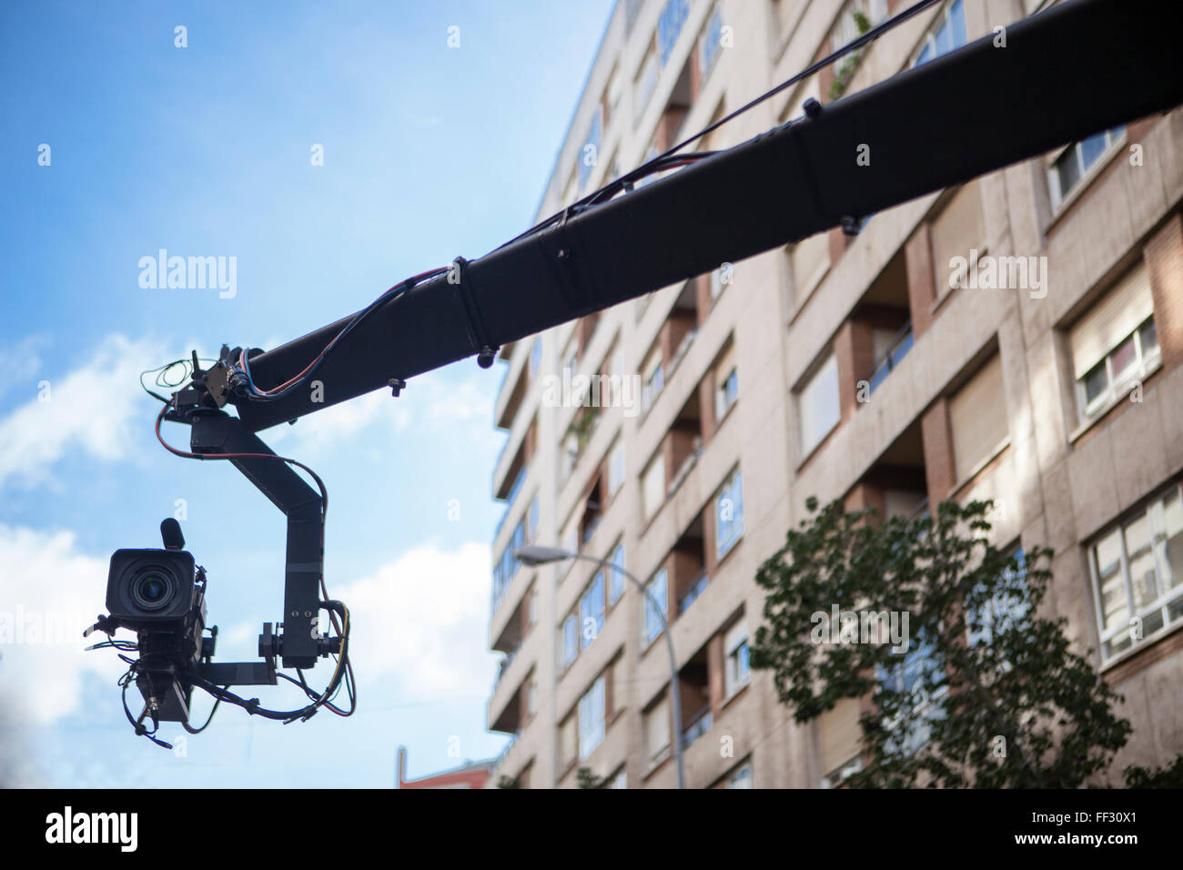 Fotocamera scatto della gru in una posizione esterna.TV fotocamera su una gru a braccio del braccio Foto Stock
