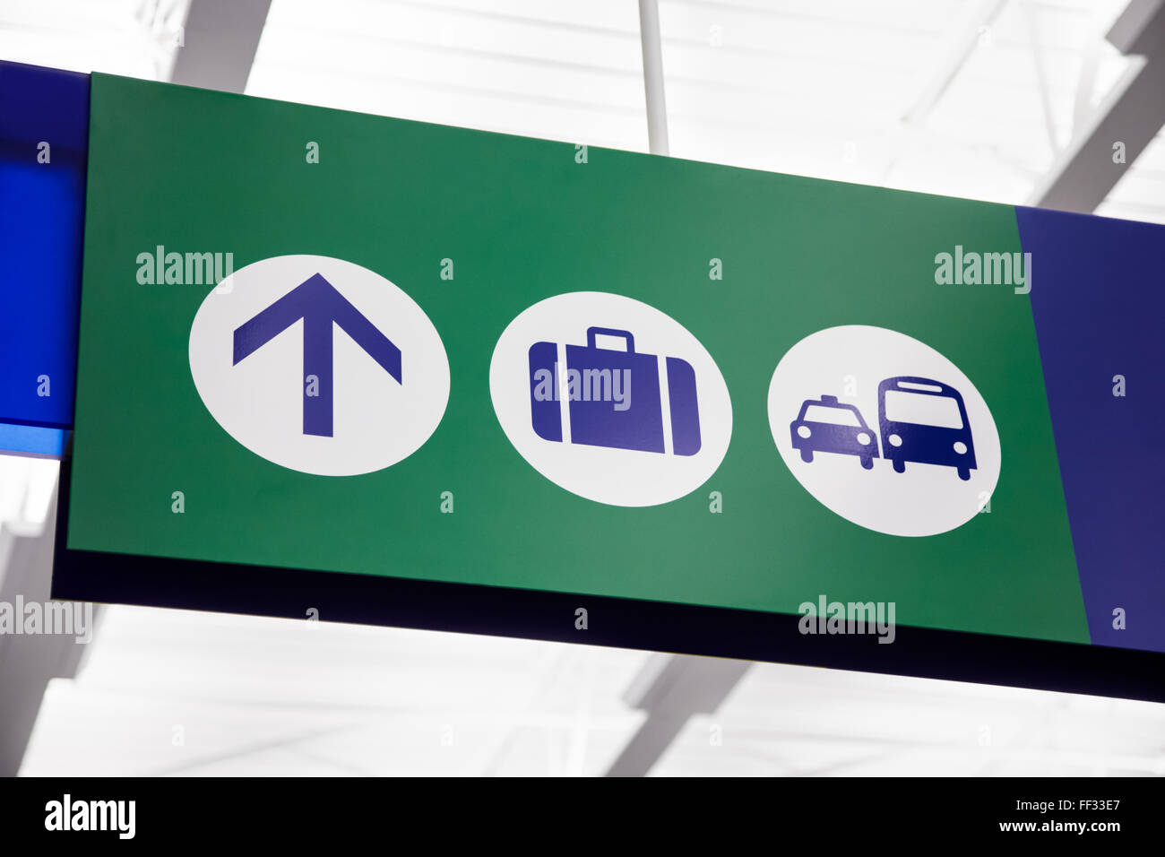 Immagine di un aeroporto direzionale segno con il reclamo bagagli e trasporto a terra i simboli. Foto Stock