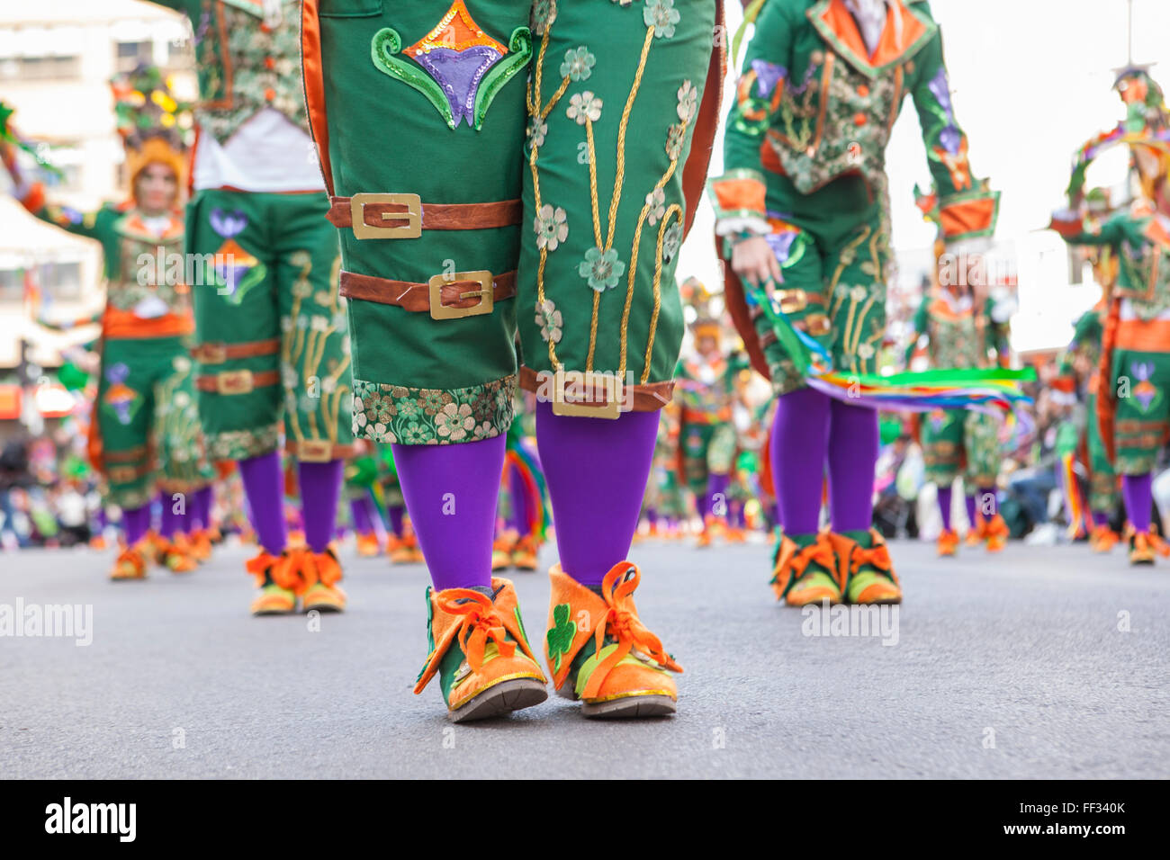 Gli artisti interpreti o esecutori scarpe in sfilata di carnevale di troupes presso la città di Badajoz, Spagna Foto Stock