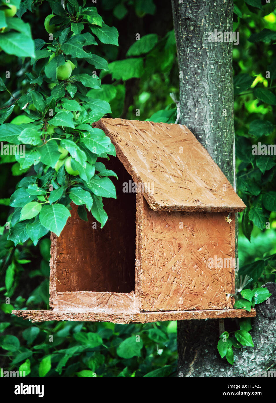 Legno bird house appeso sull'albero. Scenario naturale. Foto Stock