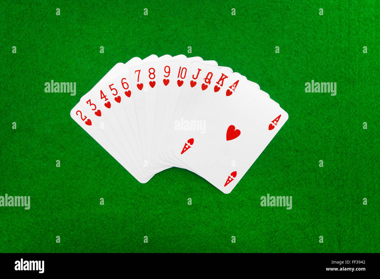 Carte da gioco isolato su sfondo verde Foto Stock