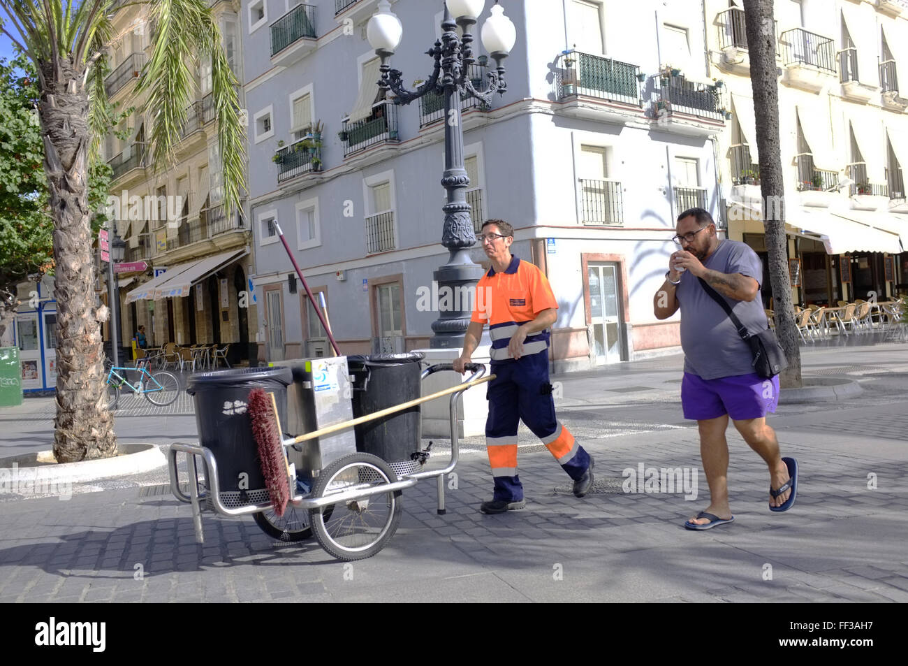 Un pulitore di via di Cadiz, Spagna Foto Stock
