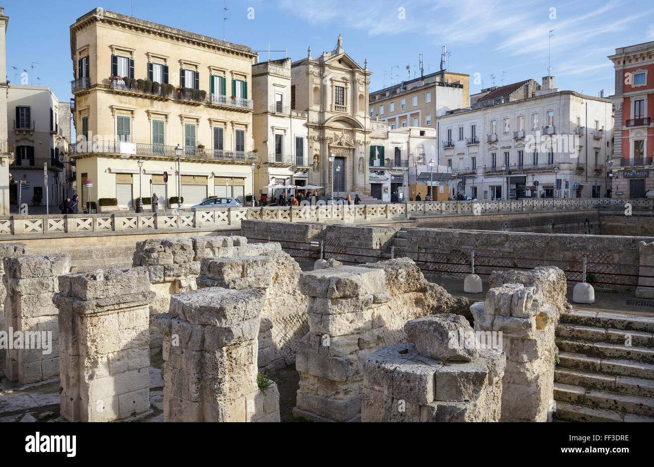 Parte dei resti dell'Anfiteatro Romano e gli edifici attorno a Piazza Sant Oranzo, Lecce, Puglia, Italia Foto Stock