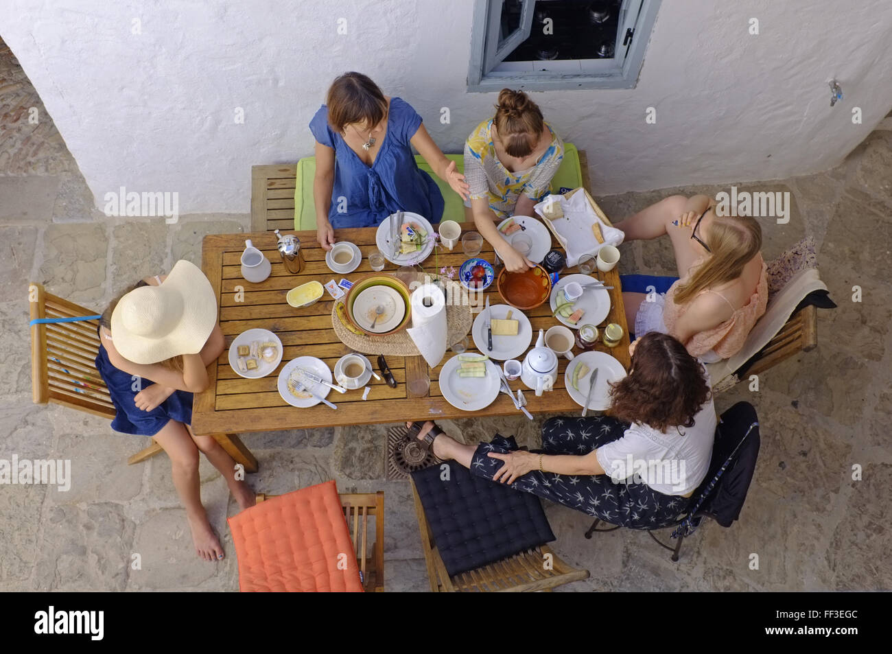 Una famiglia seduti a colazione mentre sono in vacanza in un appartamento in affitto in Spagna Foto Stock