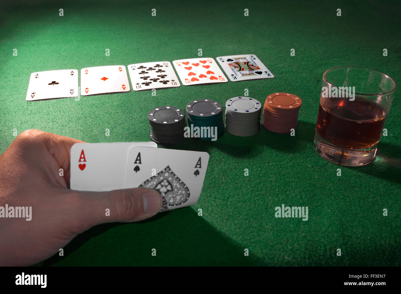 Carte da gioco isolato su sfondo verde, quattro ASE Foto Stock