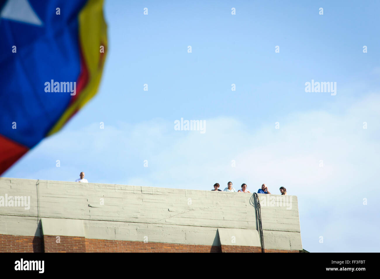 Le persone che visualizzano la dimostrazione della undicesima di settembre sul tetto, a Barcellona, ​​Catalonia , Spagna Foto Stock