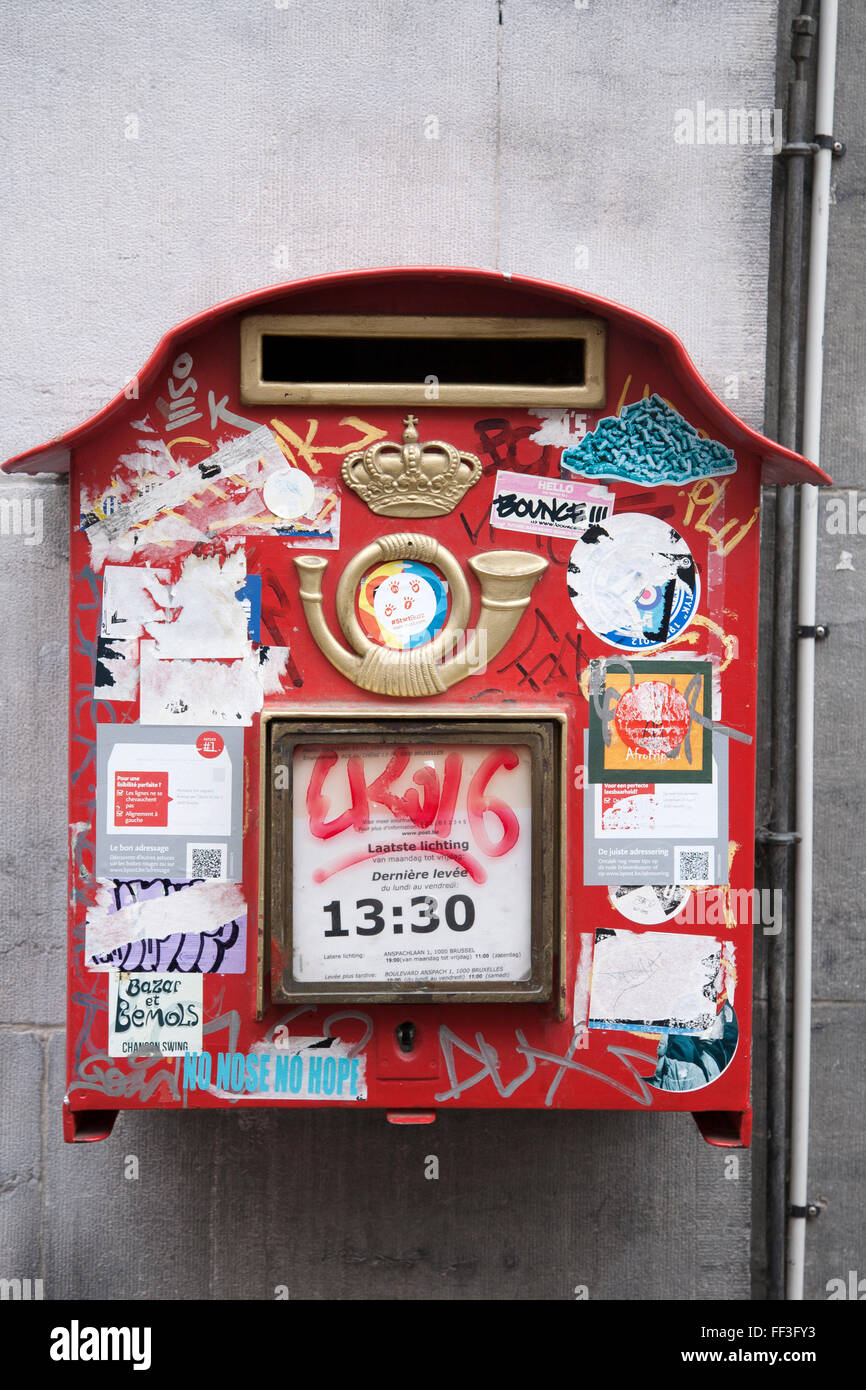 Rosso belga Post Box; Bruxelles Belgio Foto Stock