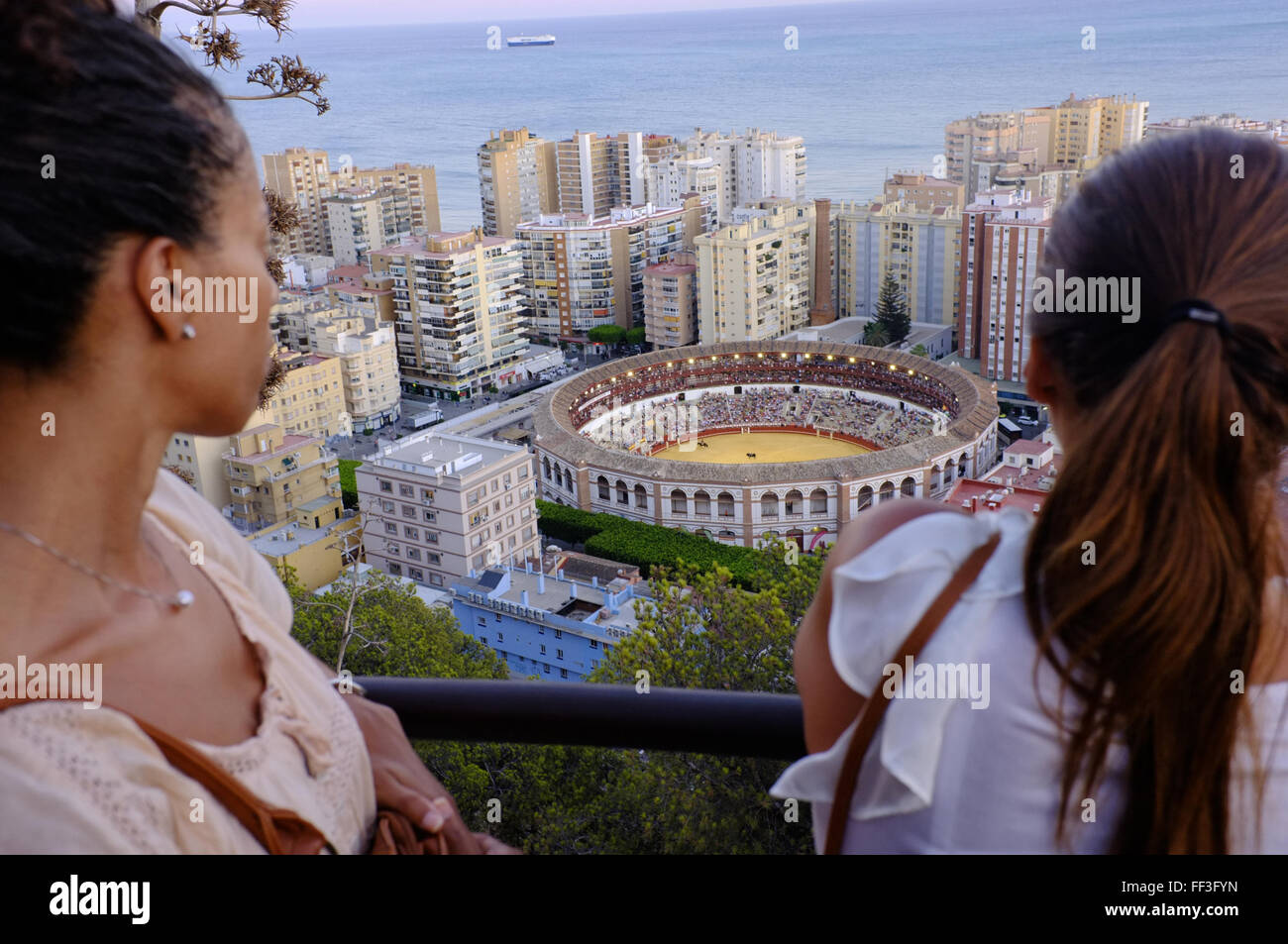 La Malagueta bullring in Malaga, Spagna come si vede dalle colline sopra la città. Una corrida sta avendo luogo. Foto Stock