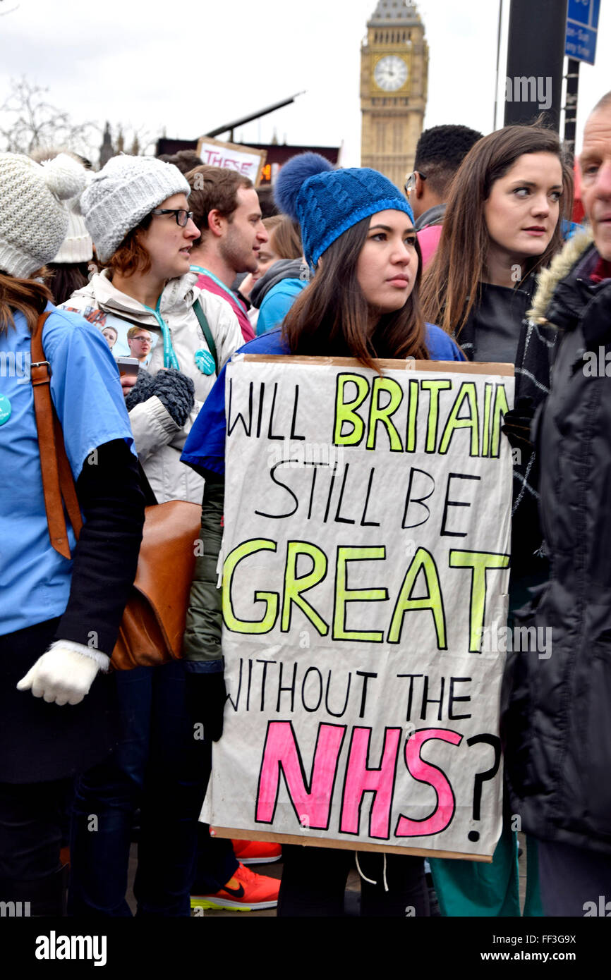 Londra, Regno Unito. Il 10 febbraio, 2016. Colpisce i giovani medici protesta al di fuori di san Tommaso e ospedale attraverso il fiume dalla Casa del Parlamento Credito: PjrNews/Alamy Live News Foto Stock