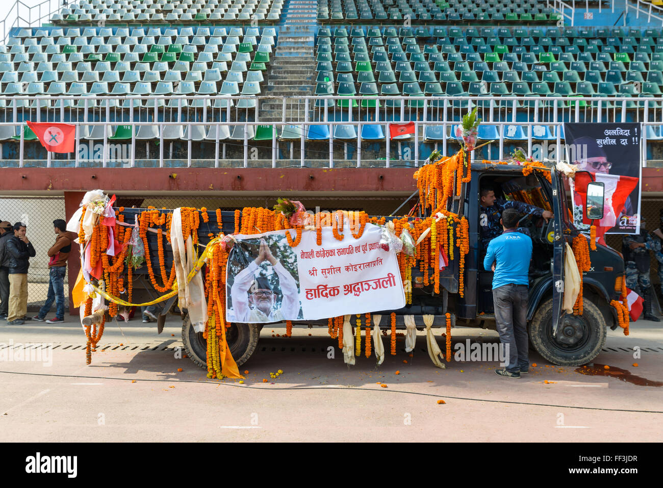 Dasharath Stadium, Kathmandu, Nepal. Il 10 febbraio, 2016. Persone che pagano la loro ultima rispetto a Sushil Koirala, Nepal ex Primo Ministro e Presidente del Congresso Nepalese partito politico. Credito: Dutourdumonde/Alamy Live News Foto Stock