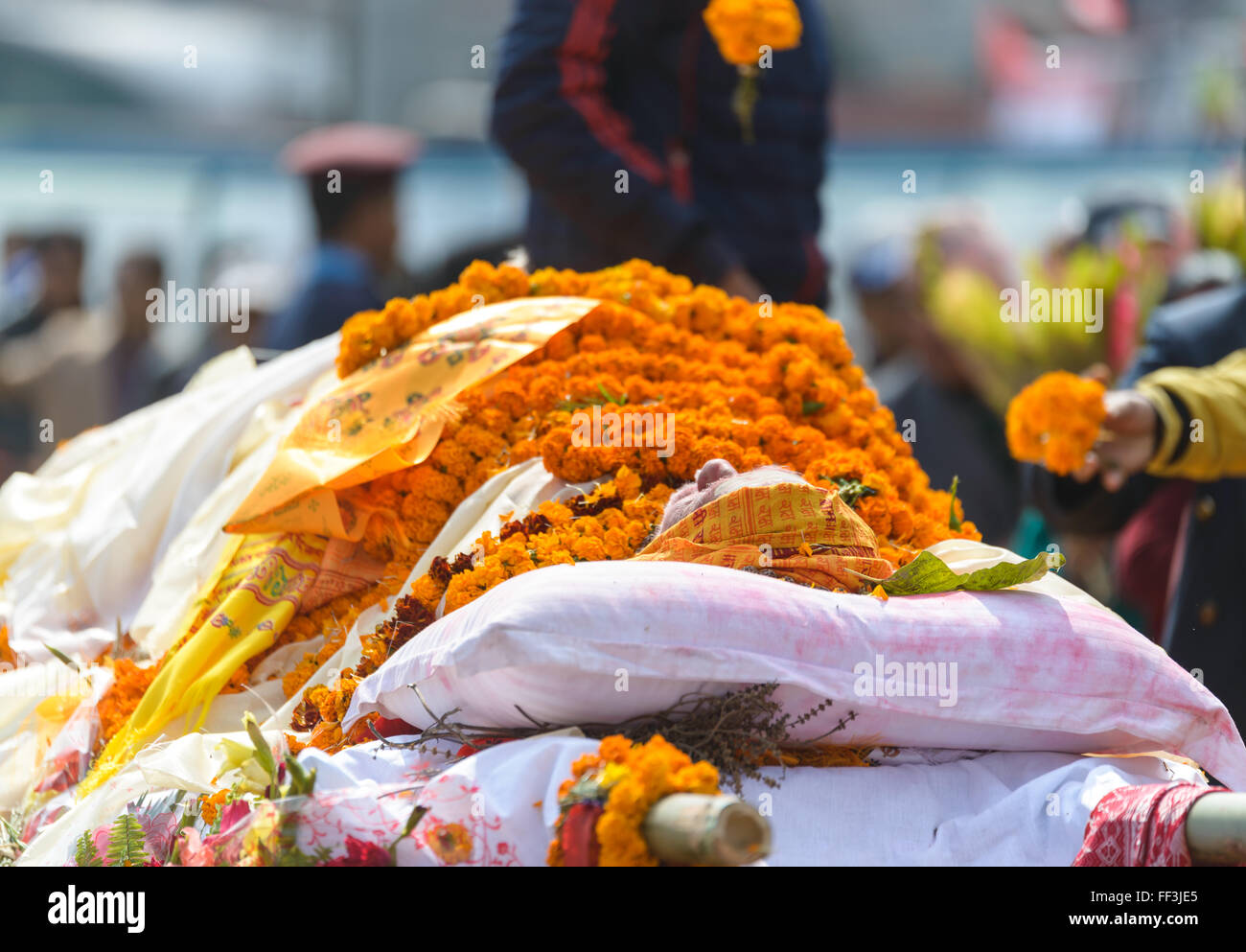 Dasharath Stadium, Kathmandu, Nepal. Il 10 febbraio, 2016. Persone che pagano la loro ultima rispetto a Sushil Koirala, Nepal ex Primo Ministro e Presidente del Congresso Nepalese partito politico. Credito: Dutourdumonde/Alamy Live News Foto Stock
