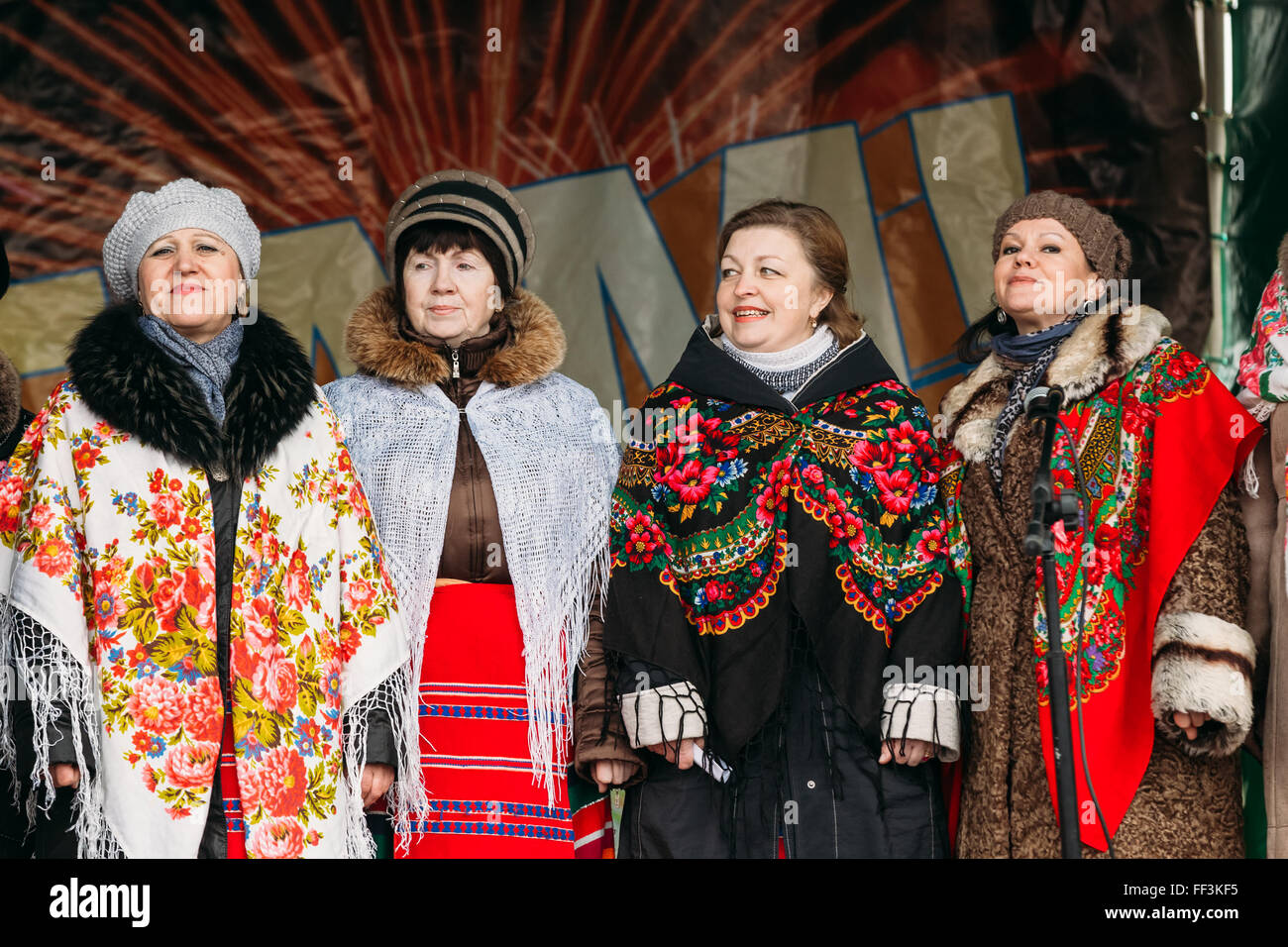 GOMEL, Bielorussia - Febbraio 21, 2014: Sconosciuto gruppo di donne in vestiti nazionali alla celebrazione di Maslenitsa - tradizionale russo h Foto Stock