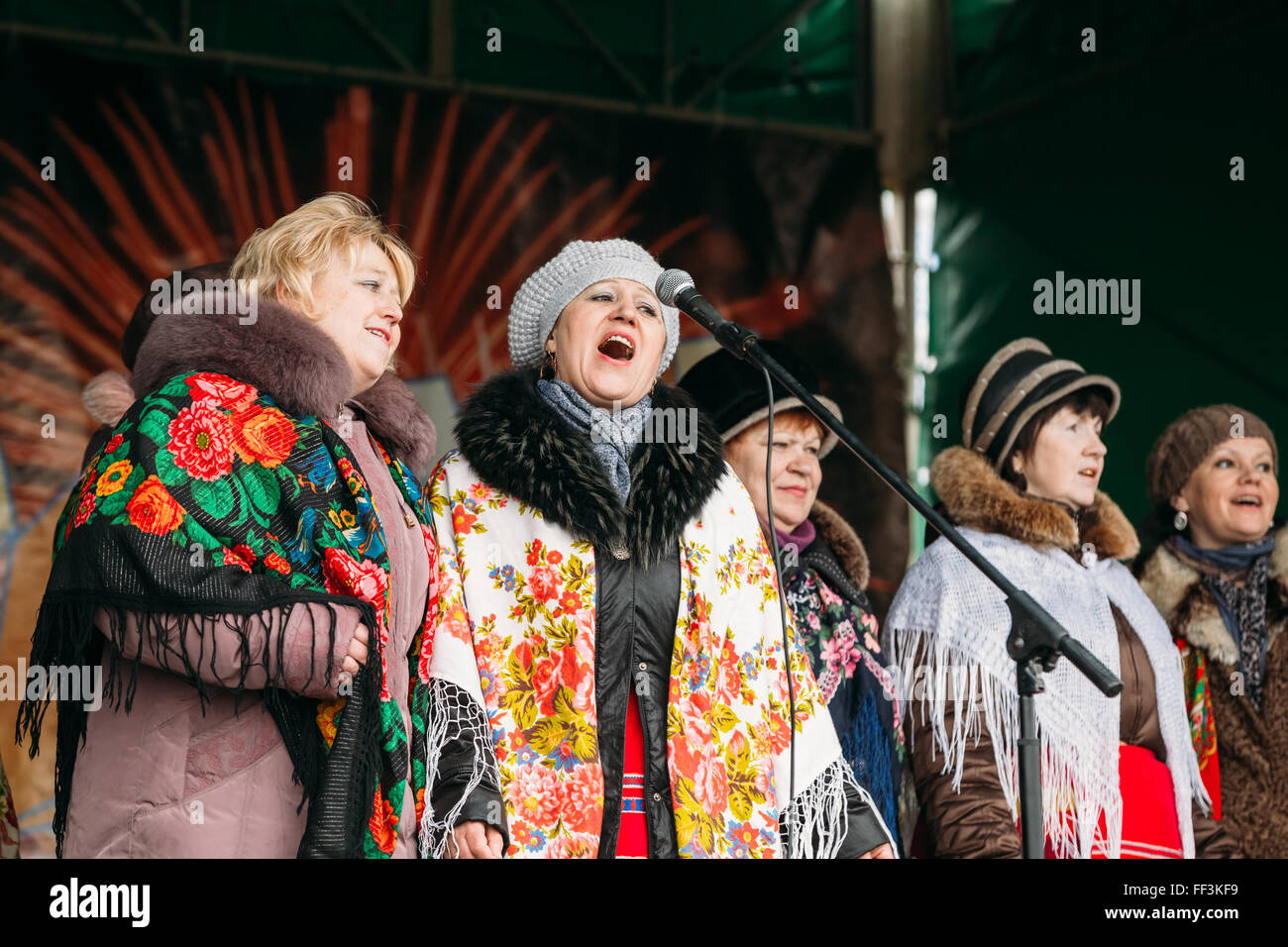 GOMEL, Bielorussia - Febbraio 21, 2014: Sconosciuto gruppo di donne in vestiti nazionali alla celebrazione di Maslenitsa - tradizionale russo h Foto Stock