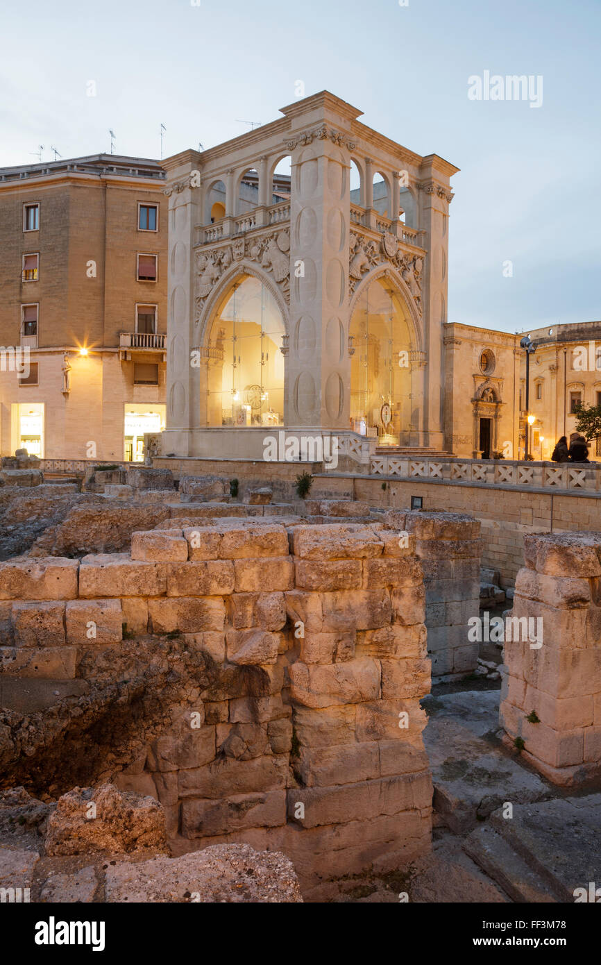 Sedile / sedile con resti dell'Anfiteatro Romano, Lecce, Puglia, Italia Foto Stock