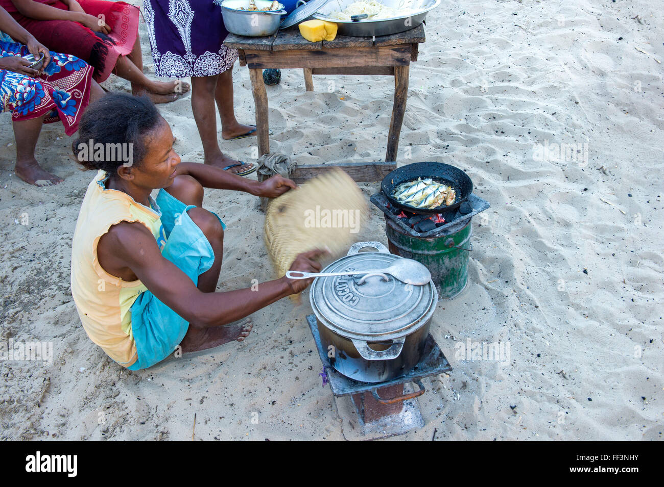 Donne malgasce cucinando fuori, Betany village, Morondava, provincia di Toliara, Madagascar Foto Stock