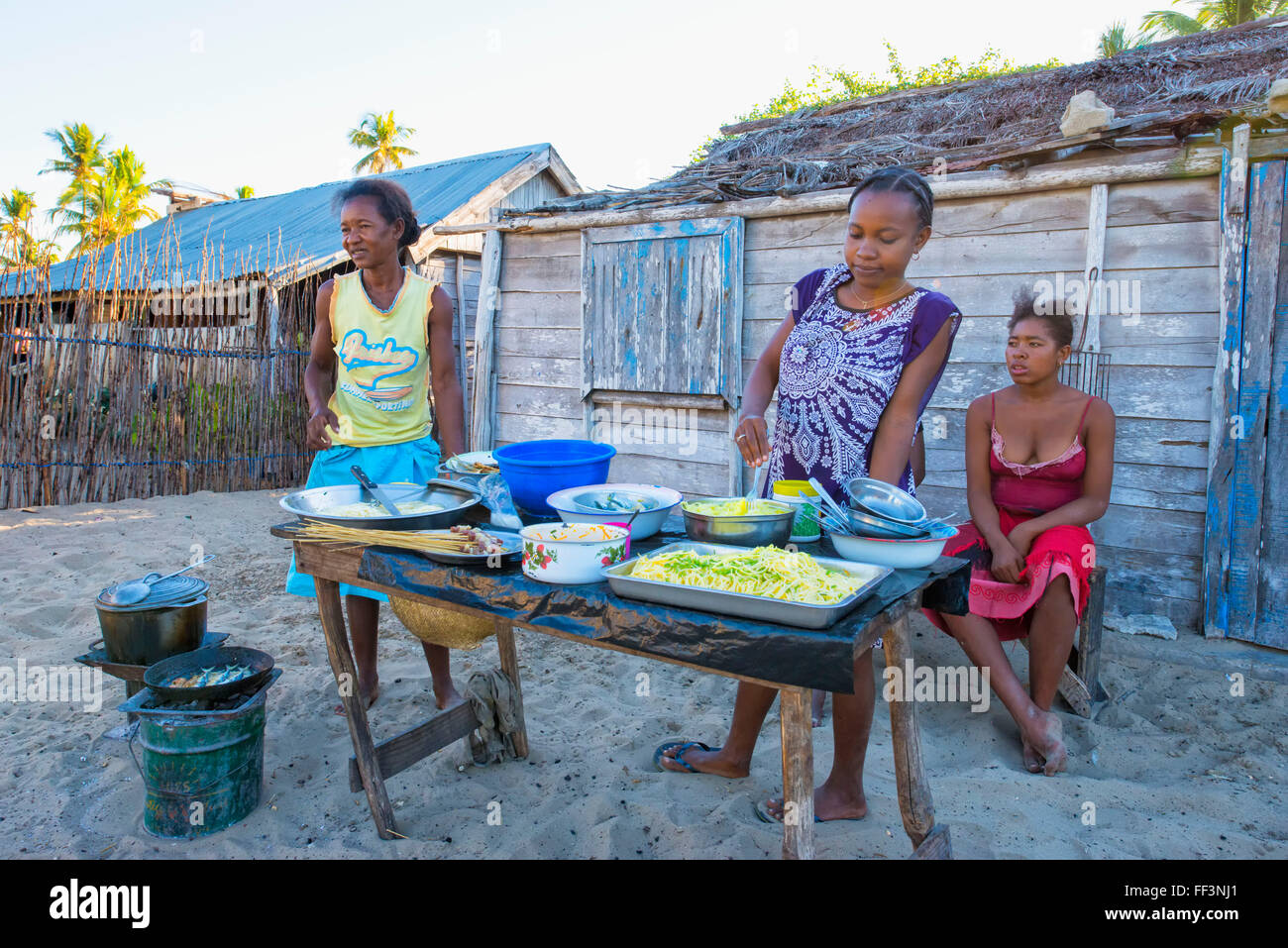 Donne malgasce cucinando fuori, Betany village, Morondava, provincia di Toliara, Madagascar Foto Stock