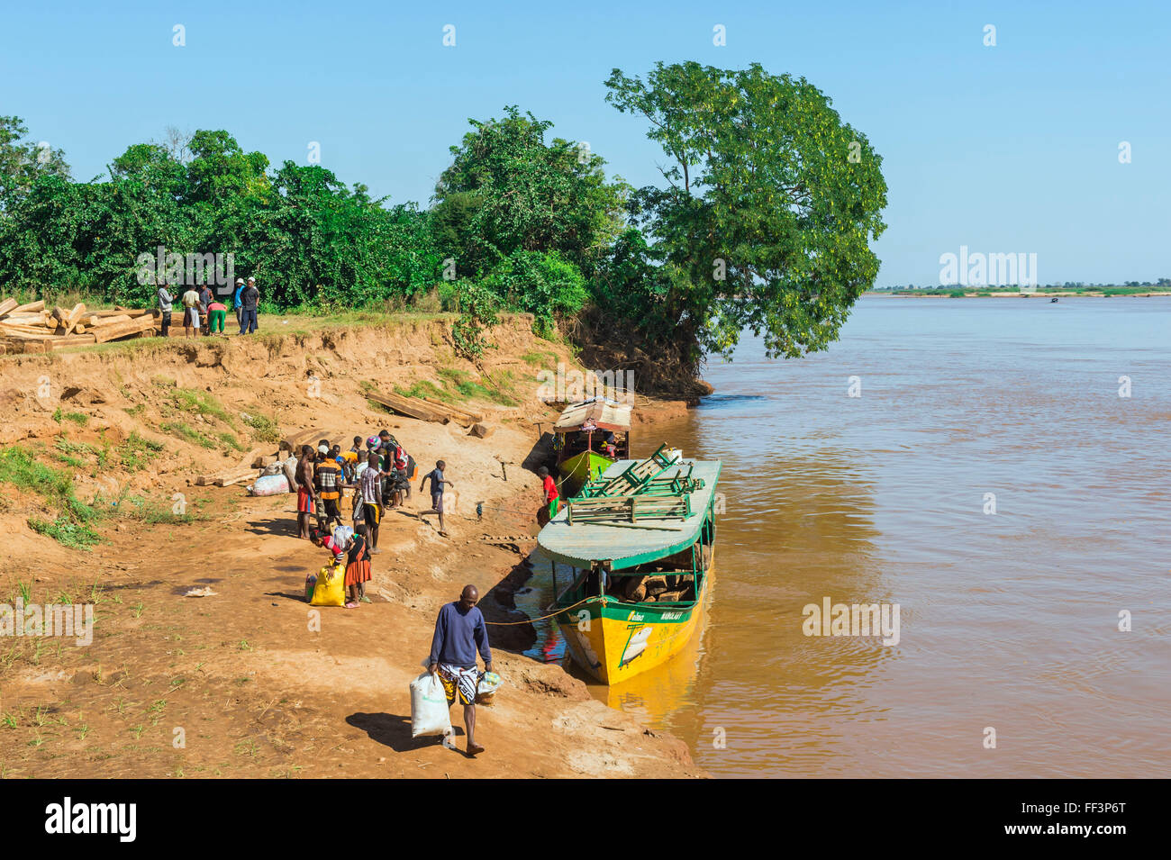 Traghetti passeggeri vicino a Belo sur Tsiribihina, Morondava, provincia di Toliara, Madagascar Foto Stock