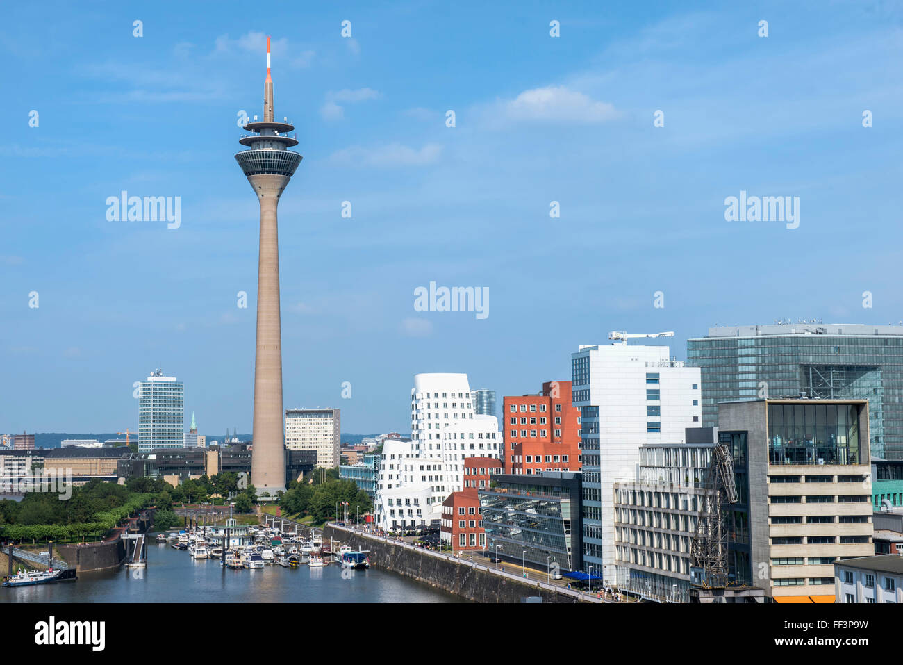 Moderni edifici per uffici e Rhein Tower, Media Harbour, Dusseldorf, Renania settentrionale-Vestfalia, Germania Foto Stock