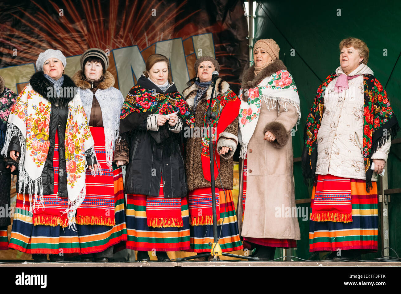 GOMEL, Bielorussia - Febbraio 21, 2014: Sconosciuto gruppo di donne in vestiti nazionali alla celebrazione di Maslenitsa - tradizionale russo h Foto Stock