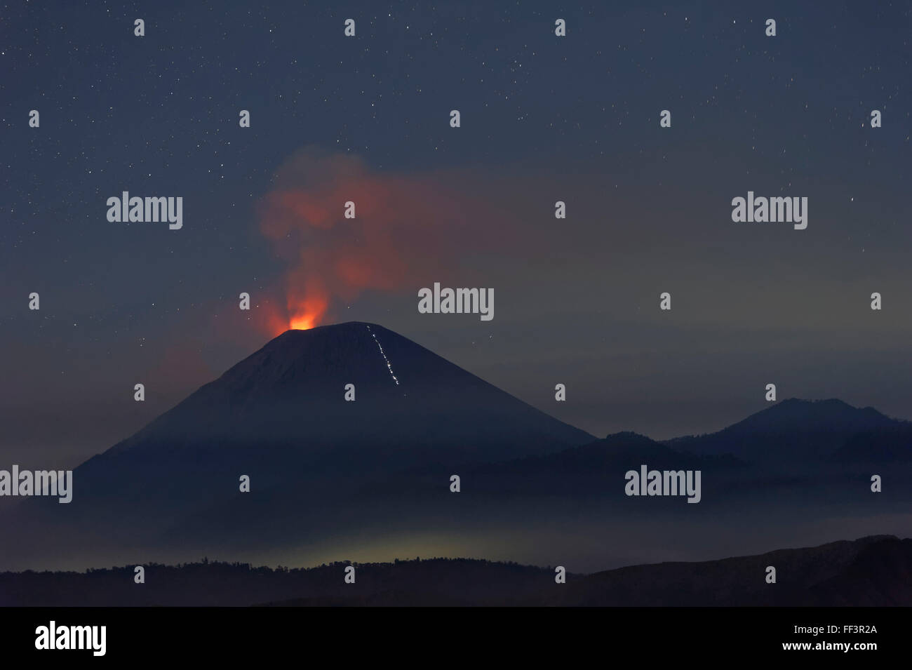 Gunung attivo vulcano Bromo di notte, Bromo-Tengger-Semeru National Park, Java, Indonesia, Asia Foto Stock