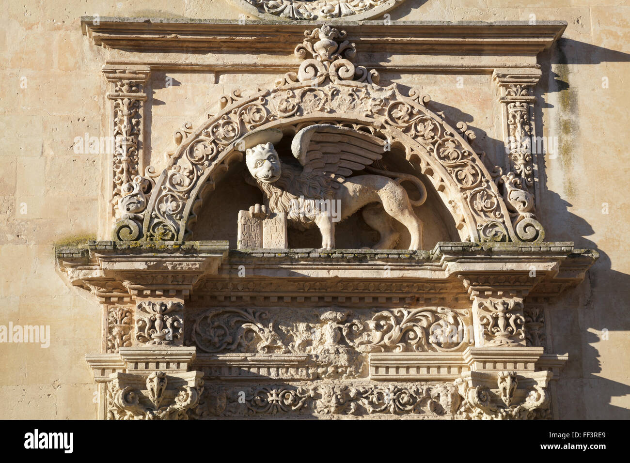 Portale della St Marks cappella con il leone simbolo della Repubblica Veneta, Lecce, Puglia, Italia Foto Stock